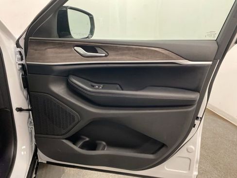 Used 2026 Jeep Grand Cherokee Laredo image 25