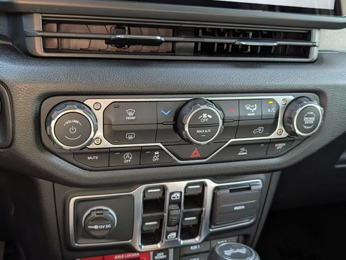 Used 2025 Jeep Wrangler Unlimited Sport AWD/4WD image 23