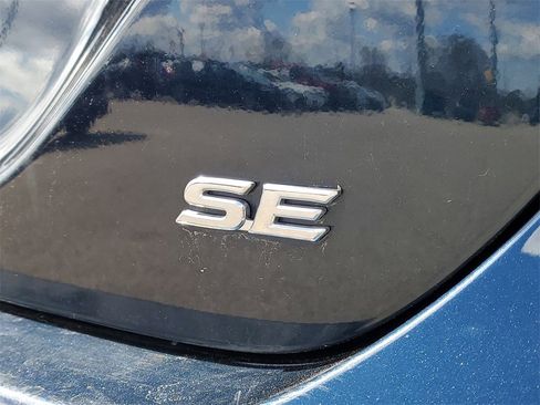 Used 2019 Toyota Camry SE image 7