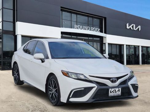 Used 2022 Toyota Camry SE FWD image 3