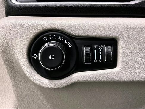 Used 2022 Chrysler Pacifica Touring-L image 17