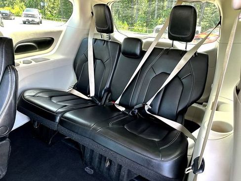Used 2023 Chrysler Pacifica Touring-L FWD image 19