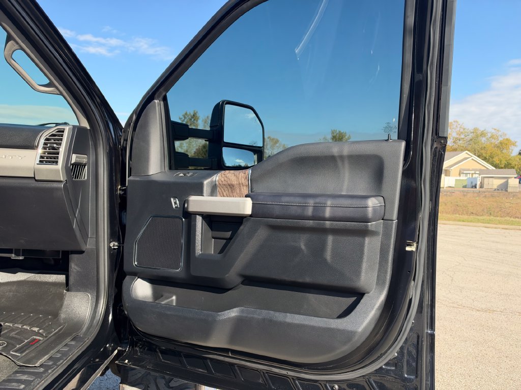 Used 2017 Ford F250 Lariat w/ Lariat Ultimate Package AWD/4WD image 19
