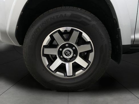 Used 2018 Toyota 4Runner SR5 AWD/4WD image 13