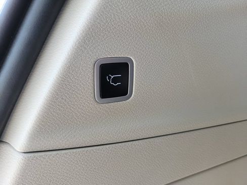 Used 2024 Chrysler Pacifica Touring-L FWD image 8