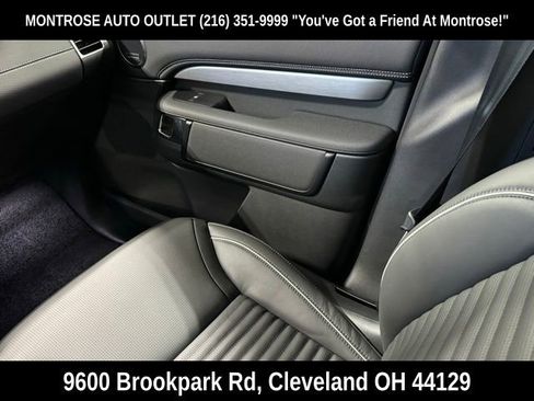 New 2024 Land Rover Discovery Dynamic SE image 28