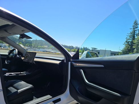 Used 2021 Tesla Model 3 Standard Range Plus RWD image 15