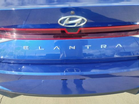 Used 2021 Hyundai Elantra SE image 6