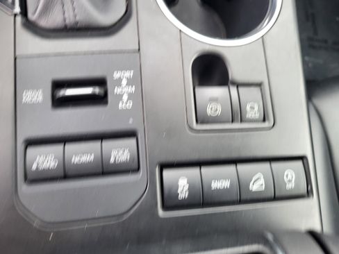 Used 2020 Toyota Highlander XLE image 32