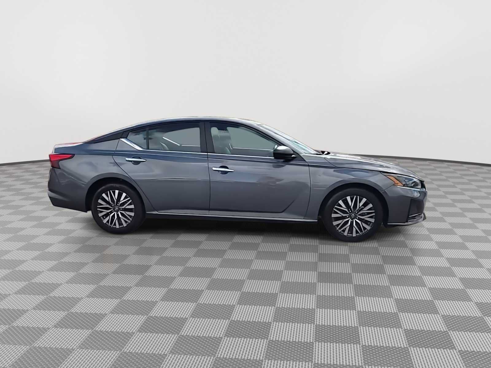 Used 2025 Nissan Altima 2.5 SV FWD image 9
