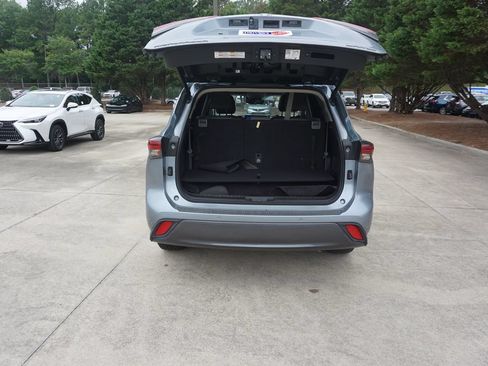 Used 2024 Toyota Highlander Limited FWD image 18