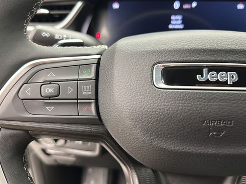 Used 2025 Jeep Grand Cherokee Altitude AWD/4WD image 18