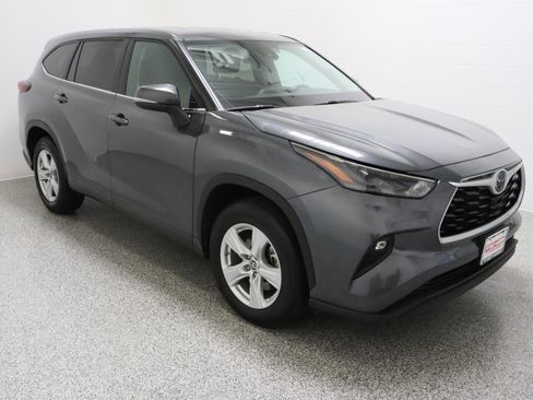 Used 2025 Toyota Highlander LE image 4