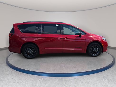 Certified 2025 Chrysler Pacifica Select w/ Uconnect Theater Family Group FWD image 4