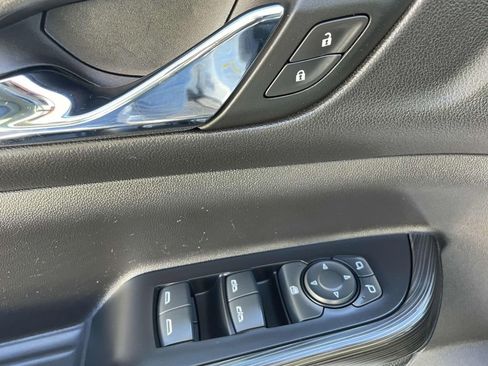 Used 2023 GMC Acadia SLT image 18