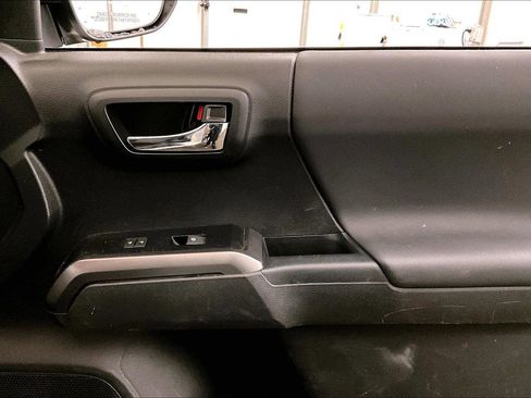 Used 2022 Toyota Tacoma TRD Off-Road image 23