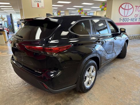 Used 2023 Toyota Highlander LE AWD/4WD image 9