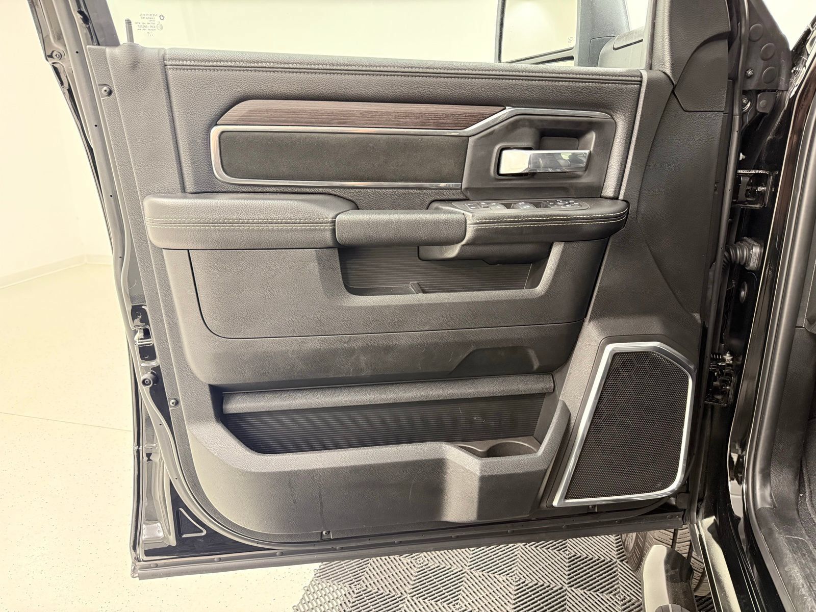 Used 2025 RAM 2500 Laramie AWD/4WD image 13