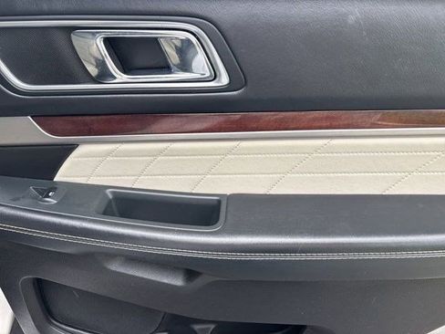 Used 2017 Ford Explorer Platinum image 42