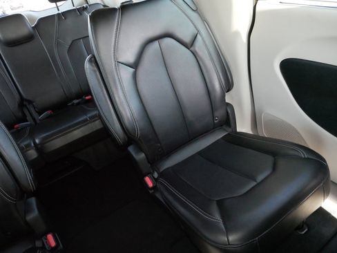 Used 2024 Chrysler Pacifica Touring-L image 14