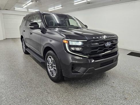 Used 2025 Ford Expedition Active AWD/4WD image 3