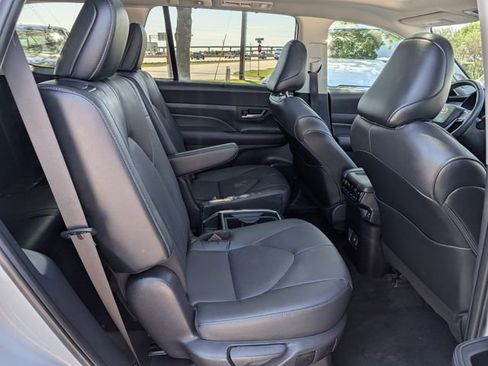 Used 2025 Toyota Grand Highlander FWD image 32