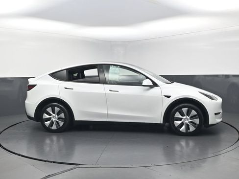 Used 2024 Tesla Model Y 2WD image 37