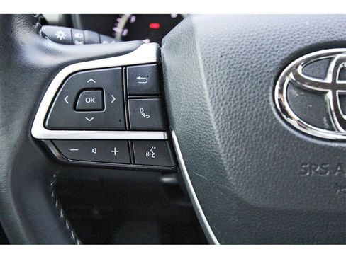 Used 2024 Toyota Highlander XLE image 11