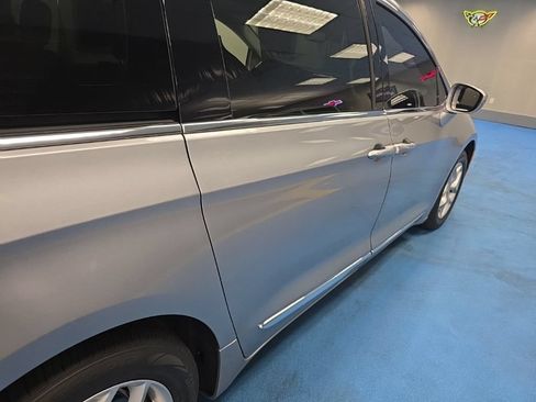 Used 2020 Chrysler Pacifica Limited FWD image 7