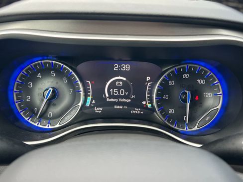 Used 2024 Chrysler Pacifica Touring-L image 25