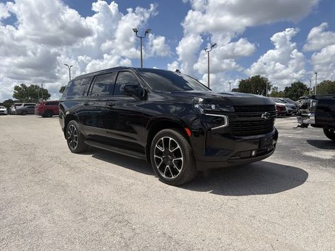 Used 2023 Chevrolet Suburban RST w/ Luxury Package RWD image 2
