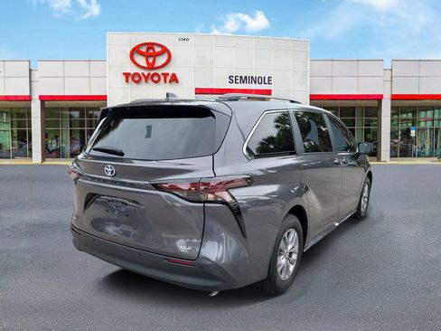 Used 2025 Toyota Sienna XLE w/ XLE Plus Package FWD image 3