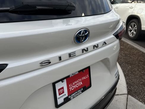 Used 2021 Toyota Sienna Limited image 9