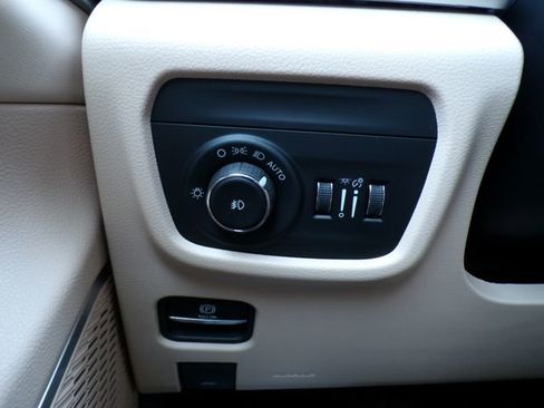 New 2026 Jeep Grand Cherokee Limited w/ Luxury Tech Group II AWD/4WD image 17