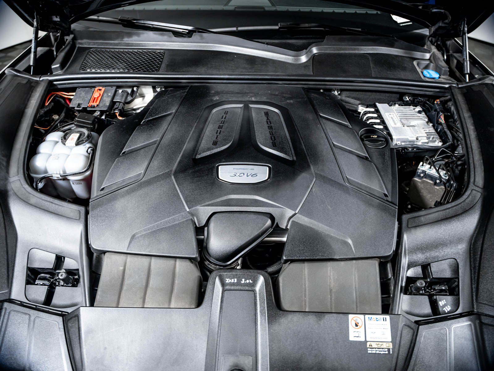 Certified 2023 Porsche Cayenne AWD/4WD image 12