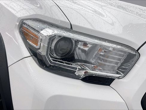 Used 2021 Toyota Tacoma TRD Off-Road w/ Technology Package AWD/4WD image 28