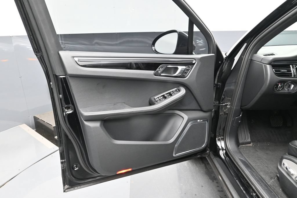 Certified 2023 Porsche Macan AWD/4WD image 8