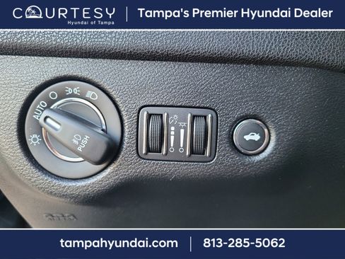 Used 2019 Chrysler 300 Limited image 21