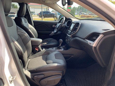 Used 2018 Jeep Cherokee Latitude Plus w/ Comfort/Convenience Group AWD/4WD image 37