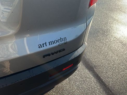 Used 2023 GMC Acadia SLE w/ Driver Convenience Package image 8