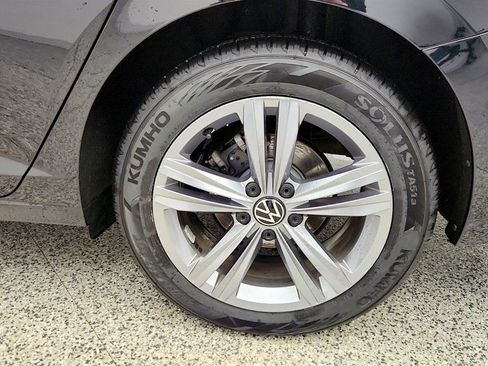 Used 2023 Volkswagen Jetta SE w/ Panoramic Sunroof Package image 9