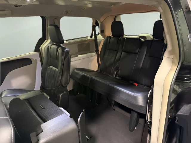 Used 2015 Chrysler Town & Country Touring FWD image 25