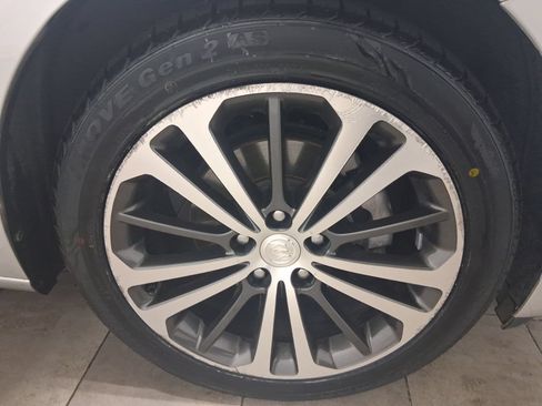 Used 2018 Buick Regal Essence FWD image 11