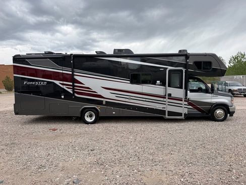 Used 2021 Ford E-450 and Econoline 450 Super Duty w/ Motorhome Prep Package RWD image 3