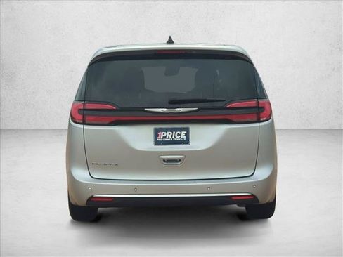Used 2023 Chrysler Pacifica Touring-L FWD image 7