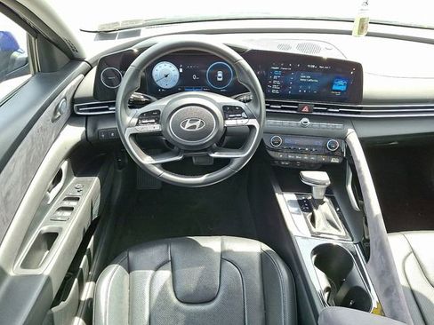 Certified 2025 Hyundai Elantra Limited FWD image 11