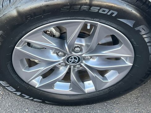 Used 2023 Toyota Sienna XLE image 7