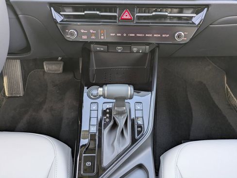 Used 2025 Kia Niro EX image 19