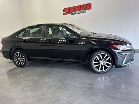 Used 2025 Volkswagen Jetta SE FWD image 2