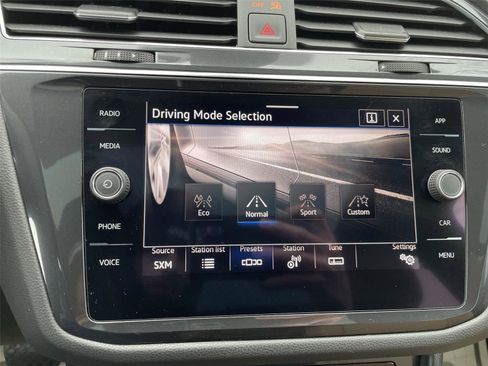 Used 2022 Volkswagen Tiguan SE w/ Panoramic Sunroof Package image 31